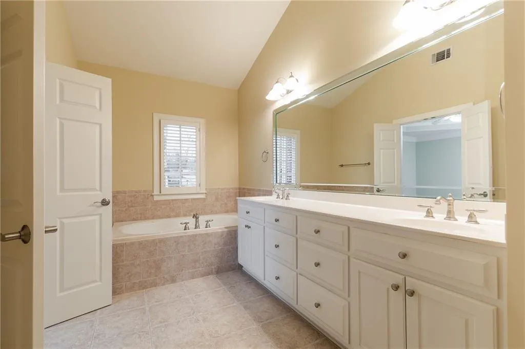 5492 Glenridge Drive Unit 544, Atlanta, Georgia 30342, 4 Bedrooms Bedrooms, ,3 BathroomsBathrooms,Residential,Sold,5492 Glenridge Drive Unit 544,6518151