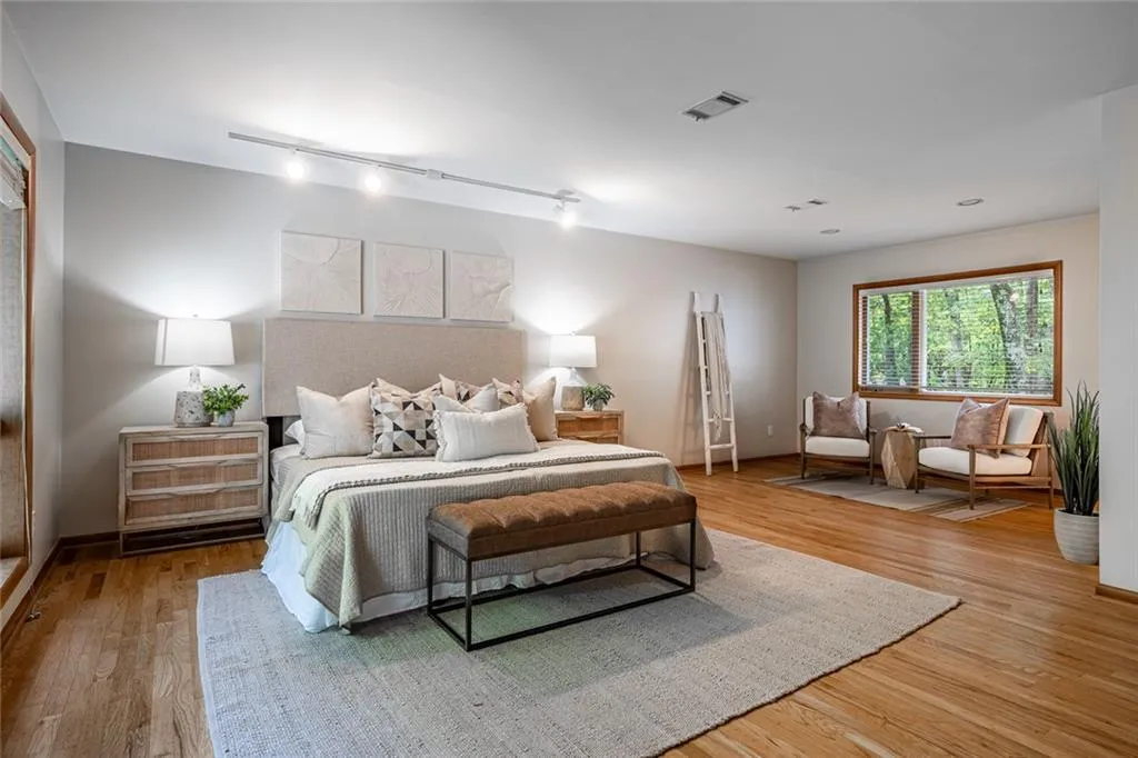 70 Glen Oaks Drive, Sandy Springs, Georgia 30327, 5 Bedrooms Bedrooms, ,4 BathroomsBathrooms,Residential,Sold,70 Glen Oaks Drive,7426730