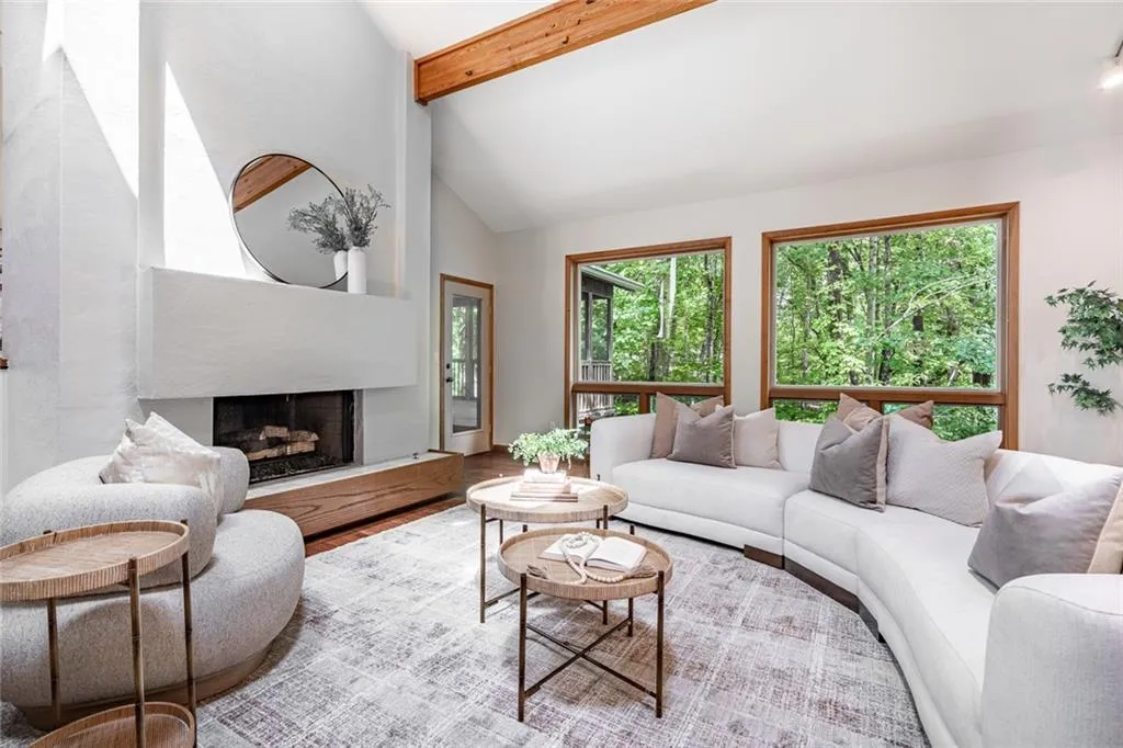 70 Glen Oaks Drive, Sandy Springs, Georgia 30327, 5 Bedrooms Bedrooms, ,4 BathroomsBathrooms,Residential,Sold,70 Glen Oaks Drive,7426730