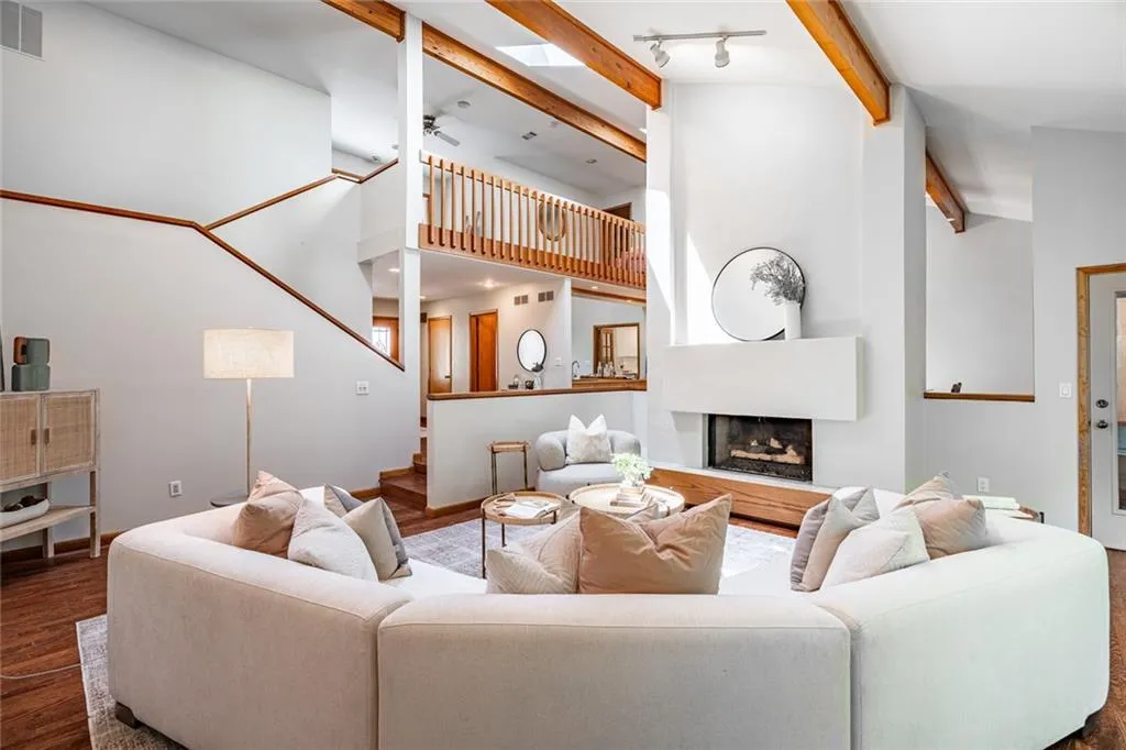 70 Glen Oaks Drive, Sandy Springs, Georgia 30327, 5 Bedrooms Bedrooms, ,4 BathroomsBathrooms,Residential,Sold,70 Glen Oaks Drive,7426730