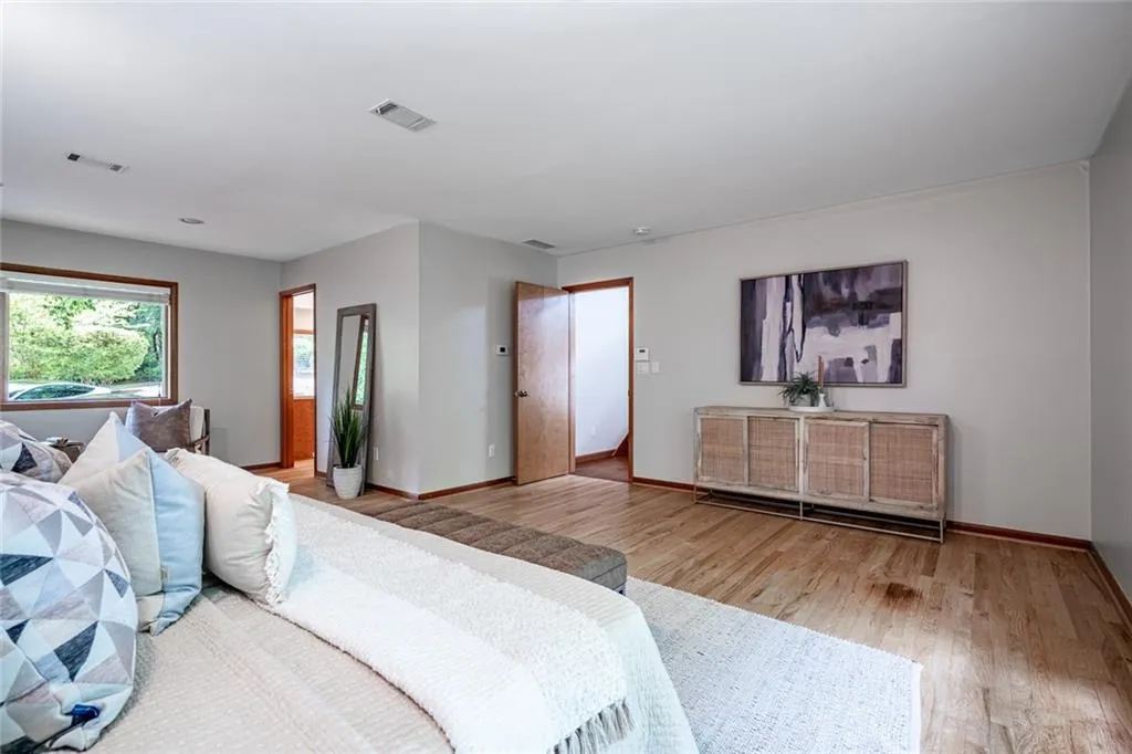 70 Glen Oaks Drive, Sandy Springs, Georgia 30327, 5 Bedrooms Bedrooms, ,4 BathroomsBathrooms,Residential,Sold,70 Glen Oaks Drive,7426730