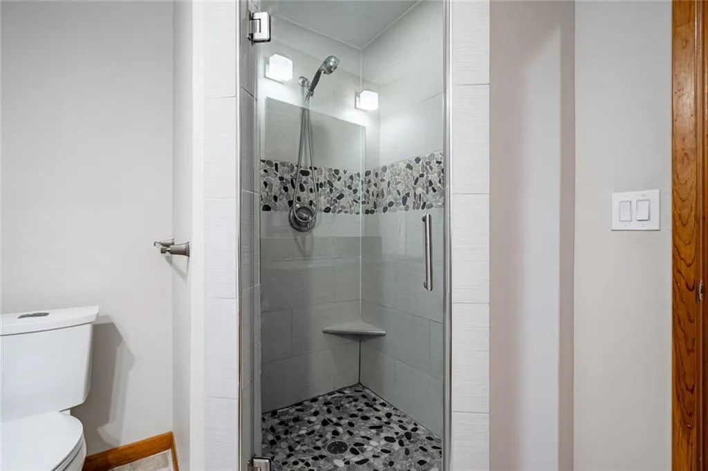 70 Glen Oaks Drive, Sandy Springs, Georgia 30327, 5 Bedrooms Bedrooms, ,4 BathroomsBathrooms,Residential,Sold,70 Glen Oaks Drive,7426730