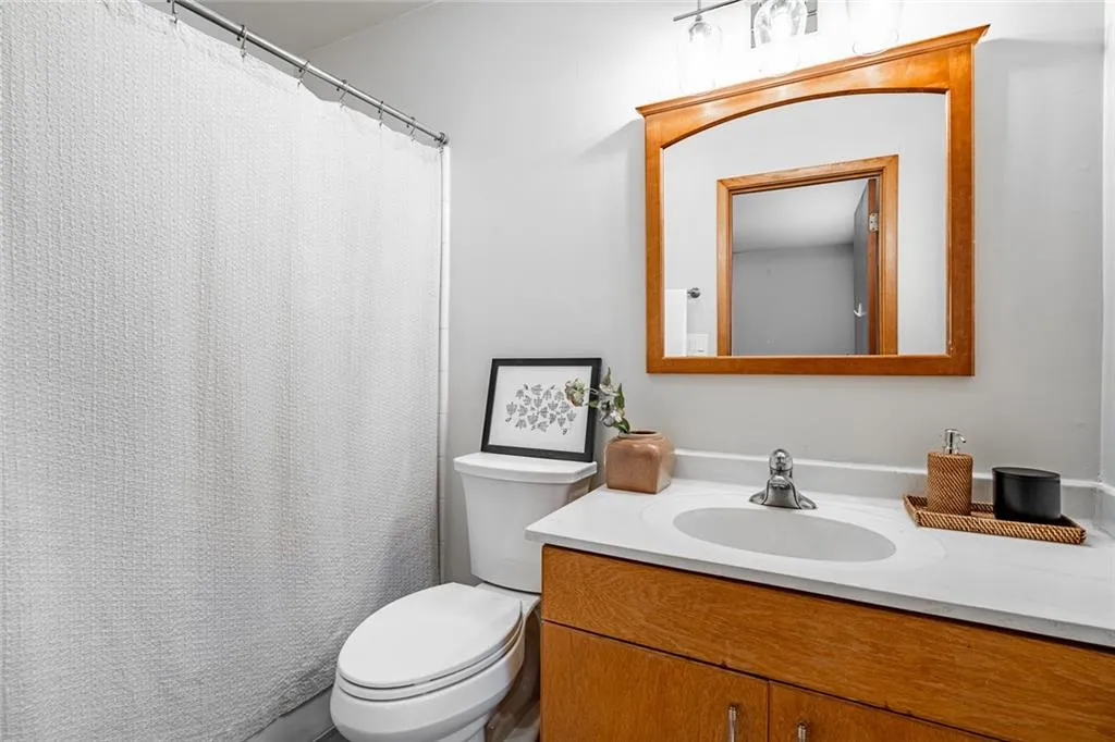 70 Glen Oaks Drive, Sandy Springs, Georgia 30327, 5 Bedrooms Bedrooms, ,4 BathroomsBathrooms,Residential,Sold,70 Glen Oaks Drive,7426730