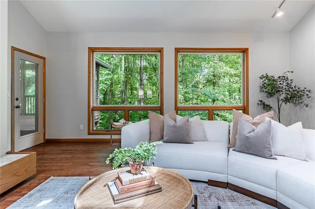 70 Glen Oaks Drive, Sandy Springs, Georgia 30327, 5 Bedrooms Bedrooms, ,4 BathroomsBathrooms,Residential,Sold,70 Glen Oaks Drive,7426730