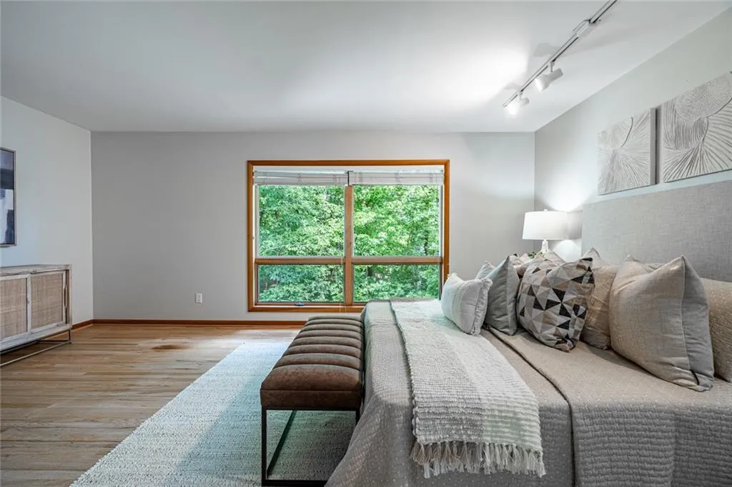 70 Glen Oaks Drive, Sandy Springs, Georgia 30327, 5 Bedrooms Bedrooms, ,4 BathroomsBathrooms,Residential,Sold,70 Glen Oaks Drive,7426730