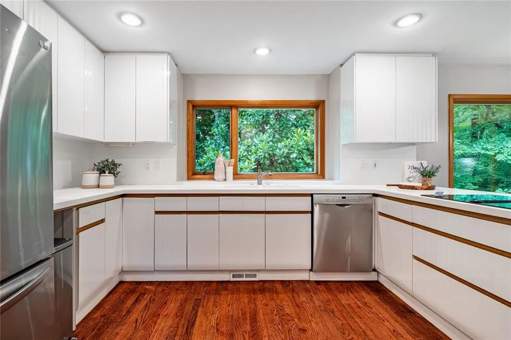 70 Glen Oaks Drive, Sandy Springs, Georgia 30327, 5 Bedrooms Bedrooms, ,4 BathroomsBathrooms,Residential,Sold,70 Glen Oaks Drive,7426730