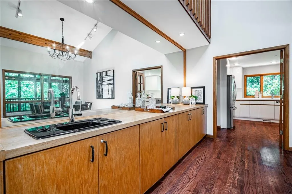 70 Glen Oaks Drive, Sandy Springs, Georgia 30327, 5 Bedrooms Bedrooms, ,4 BathroomsBathrooms,Residential,Sold,70 Glen Oaks Drive,7426730