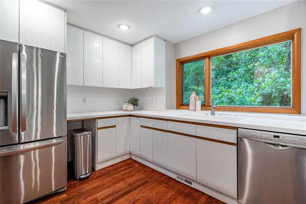 70 Glen Oaks Drive, Sandy Springs, Georgia 30327, 5 Bedrooms Bedrooms, ,4 BathroomsBathrooms,Residential,Sold,70 Glen Oaks Drive,7426730