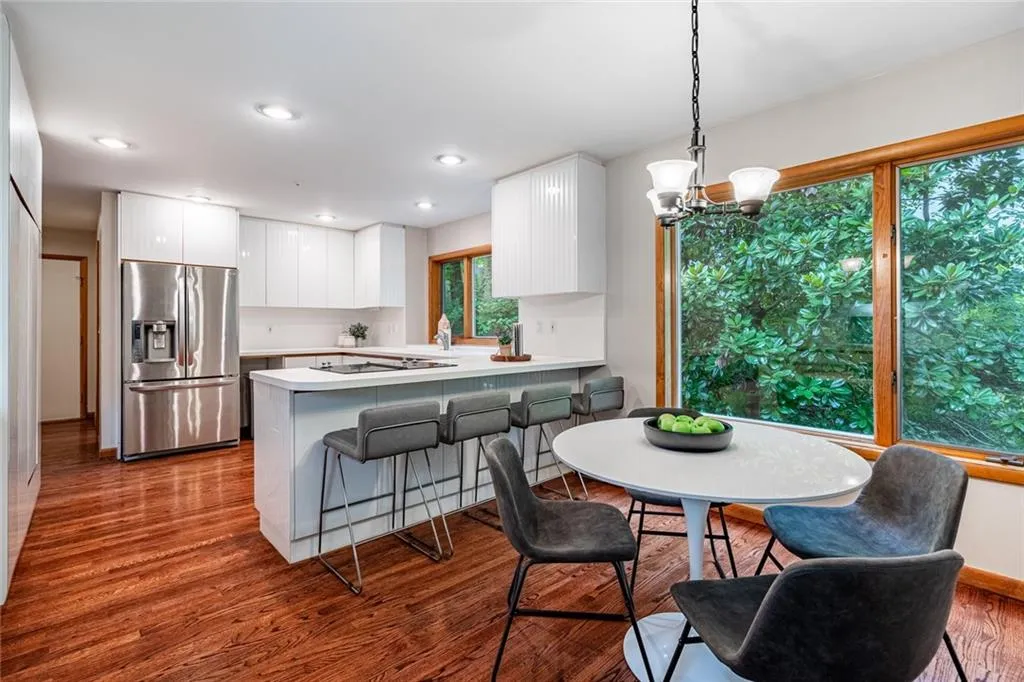 70 Glen Oaks Drive, Sandy Springs, Georgia 30327, 5 Bedrooms Bedrooms, ,4 BathroomsBathrooms,Residential,Sold,70 Glen Oaks Drive,7426730