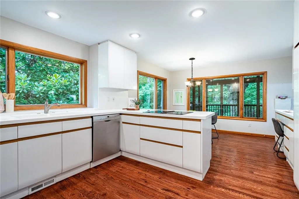 70 Glen Oaks Drive, Sandy Springs, Georgia 30327, 5 Bedrooms Bedrooms, ,4 BathroomsBathrooms,Residential,Sold,70 Glen Oaks Drive,7426730