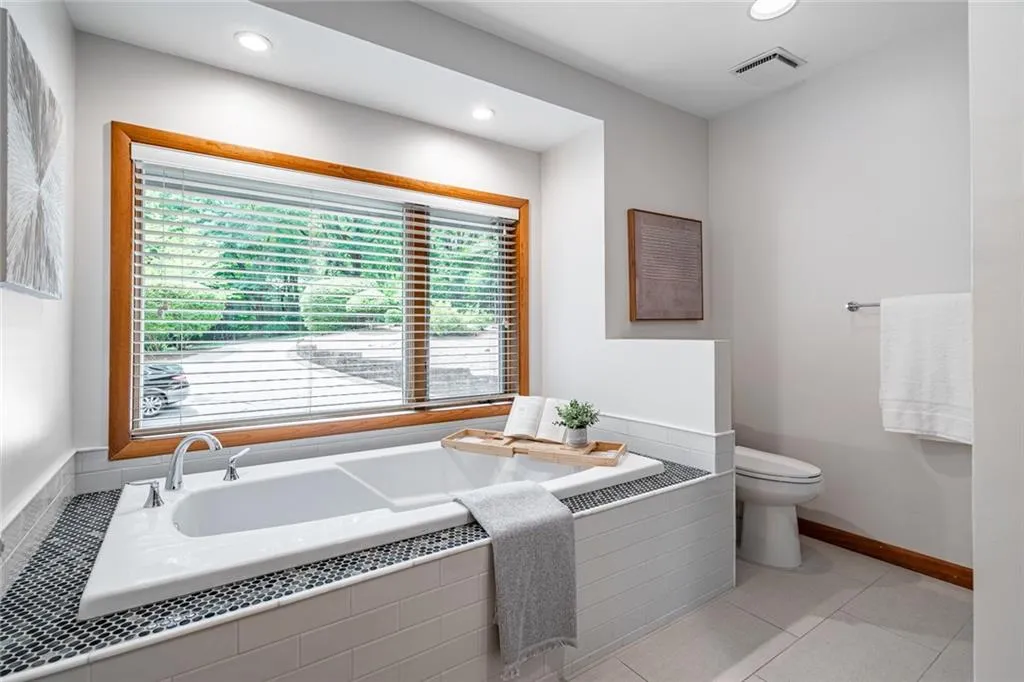 70 Glen Oaks Drive, Sandy Springs, Georgia 30327, 5 Bedrooms Bedrooms, ,4 BathroomsBathrooms,Residential,Sold,70 Glen Oaks Drive,7426730