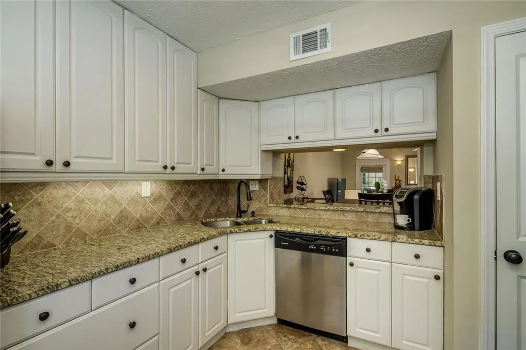 5620 Chemin De Vie, Sandy Springs, Georgia 30342, 2 Bedrooms Bedrooms, ,2 BathroomsBathrooms,Residential,Sold,5620 Chemin De Vie,6721394