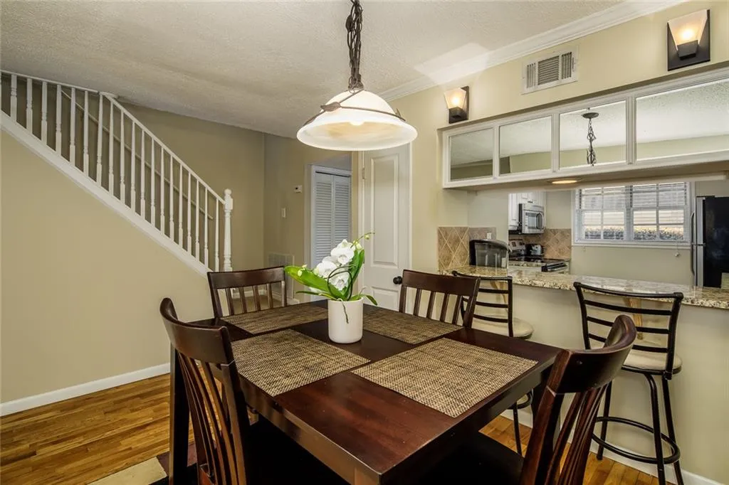 5620 Chemin De Vie, Sandy Springs, Georgia 30342, 2 Bedrooms Bedrooms, ,2 BathroomsBathrooms,Residential,Sold,5620 Chemin De Vie,6721394