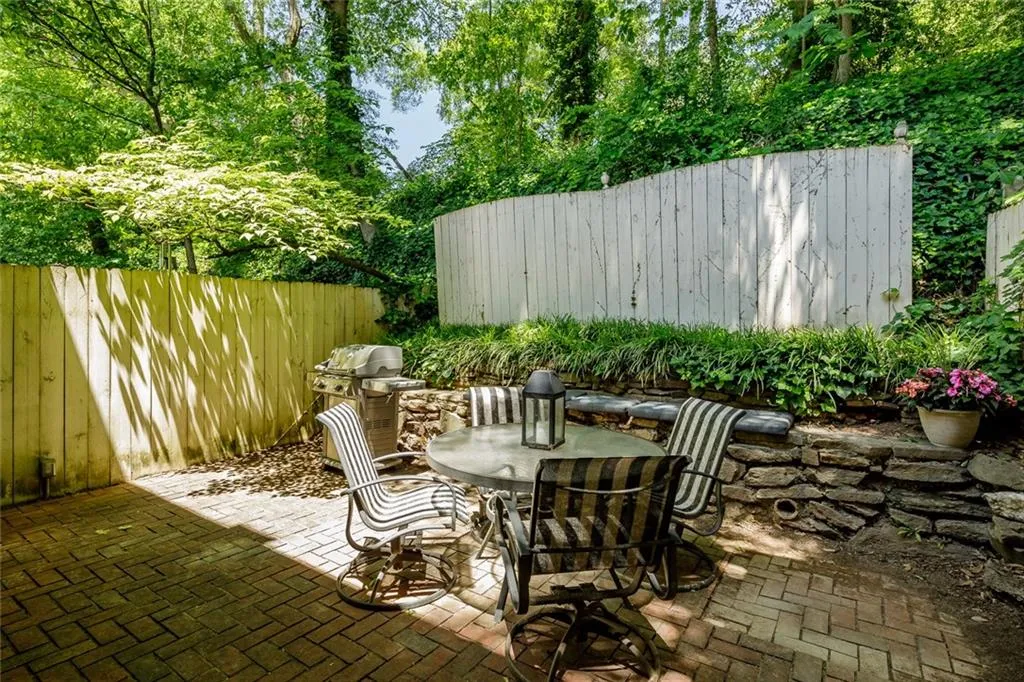 5620 Chemin De Vie, Sandy Springs, Georgia 30342, 2 Bedrooms Bedrooms, ,2 BathroomsBathrooms,Residential,Sold,5620 Chemin De Vie,6721394