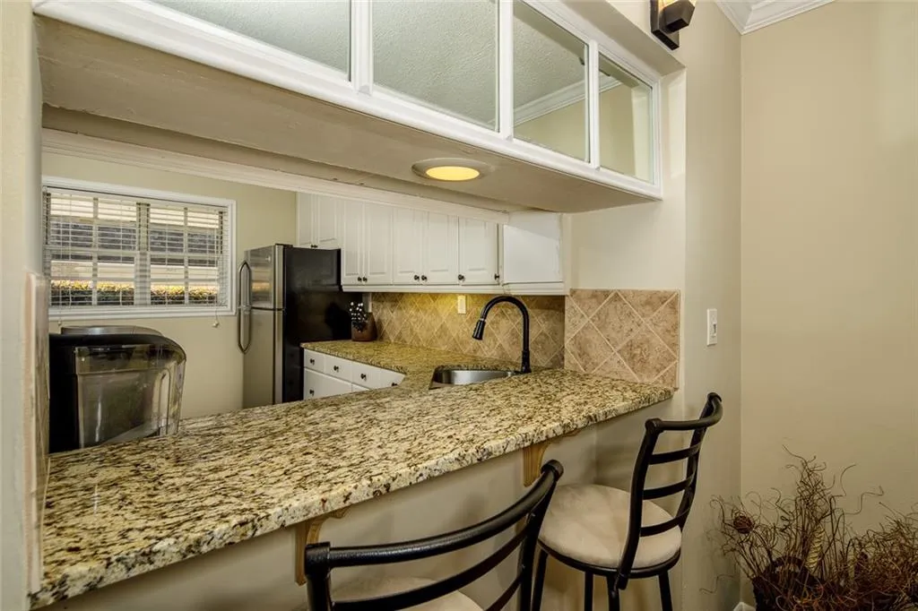 5620 Chemin De Vie, Sandy Springs, Georgia 30342, 2 Bedrooms Bedrooms, ,2 BathroomsBathrooms,Residential,Sold,5620 Chemin De Vie,6721394