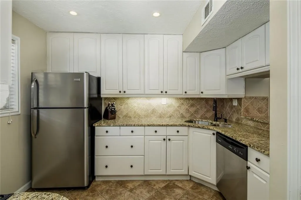 5620 Chemin De Vie, Sandy Springs, Georgia 30342, 2 Bedrooms Bedrooms, ,2 BathroomsBathrooms,Residential,Sold,5620 Chemin De Vie,6721394