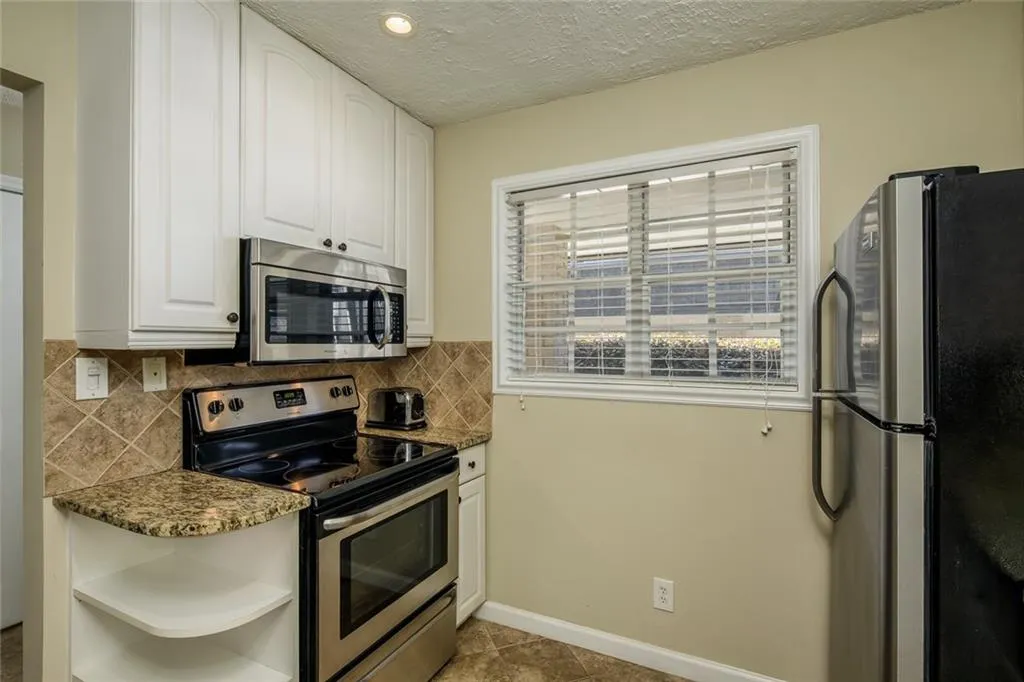 5620 Chemin De Vie, Sandy Springs, Georgia 30342, 2 Bedrooms Bedrooms, ,2 BathroomsBathrooms,Residential,Sold,5620 Chemin De Vie,6721394