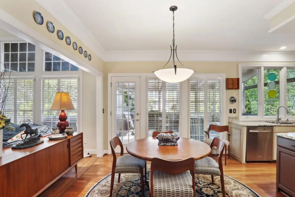405 Glenridge Close Court, Sandy Springs, Georgia 30328, 4 Bedrooms Bedrooms, ,2 BathroomsBathrooms,Residential,Sold,405 Glenridge Close Court,7372978
