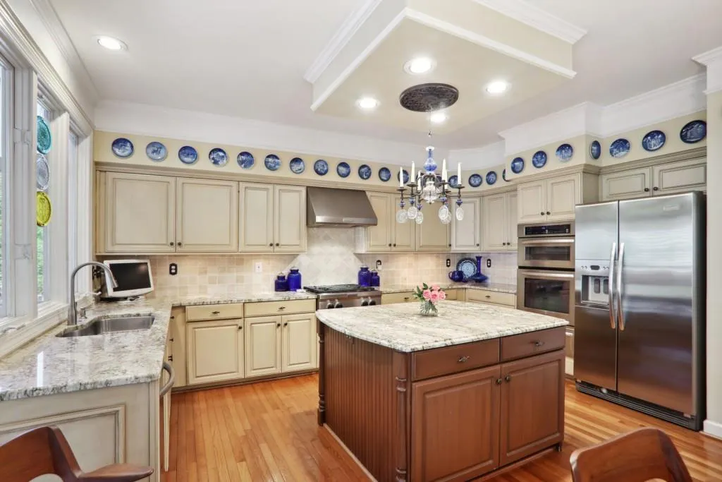 405 Glenridge Close Court, Sandy Springs, Georgia 30328, 4 Bedrooms Bedrooms, ,2 BathroomsBathrooms,Residential,Sold,405 Glenridge Close Court,7372978