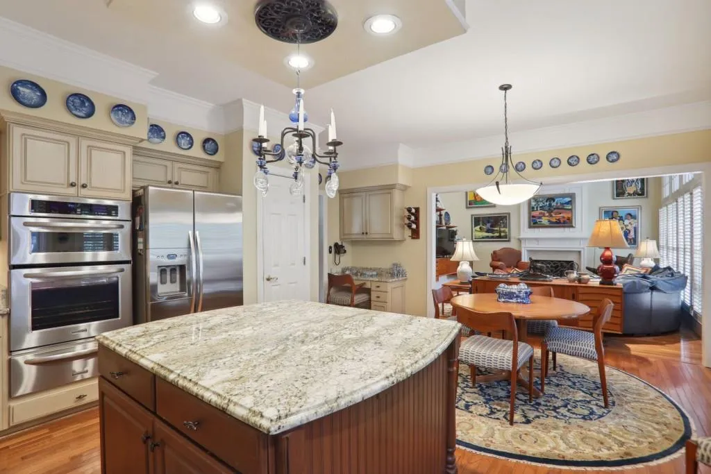 405 Glenridge Close Court, Sandy Springs, Georgia 30328, 4 Bedrooms Bedrooms, ,2 BathroomsBathrooms,Residential,Sold,405 Glenridge Close Court,7372978
