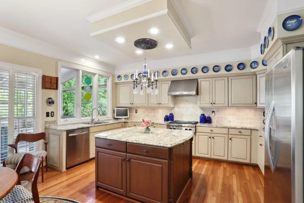 405 Glenridge Close Court, Sandy Springs, Georgia 30328, 4 Bedrooms Bedrooms, ,2 BathroomsBathrooms,Residential,Sold,405 Glenridge Close Court,7372978