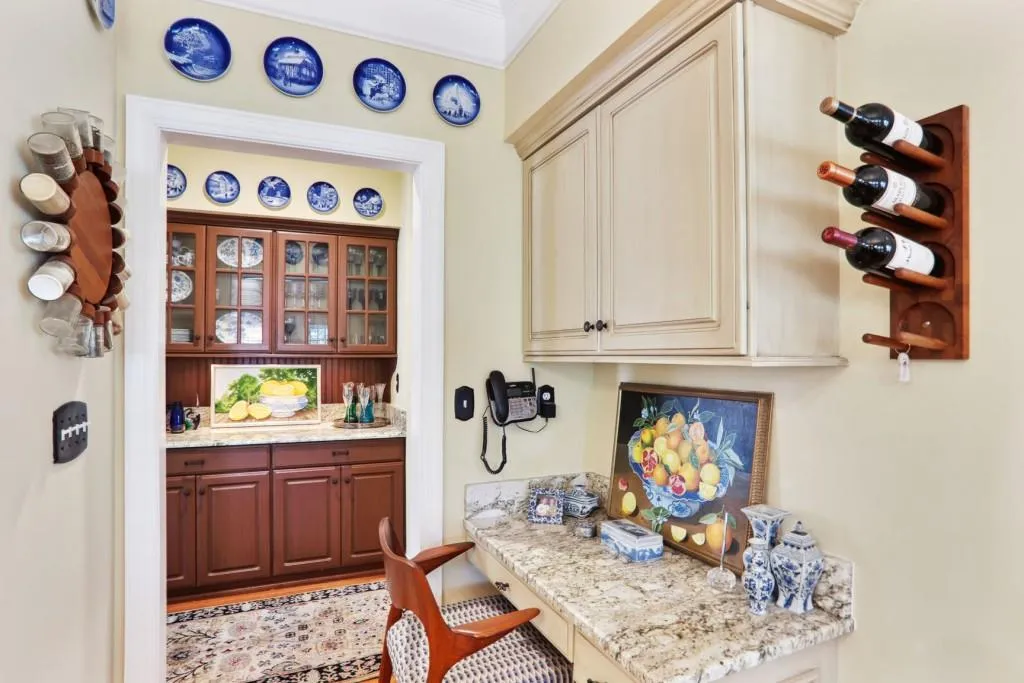 405 Glenridge Close Court, Sandy Springs, Georgia 30328, 4 Bedrooms Bedrooms, ,2 BathroomsBathrooms,Residential,Sold,405 Glenridge Close Court,7372978