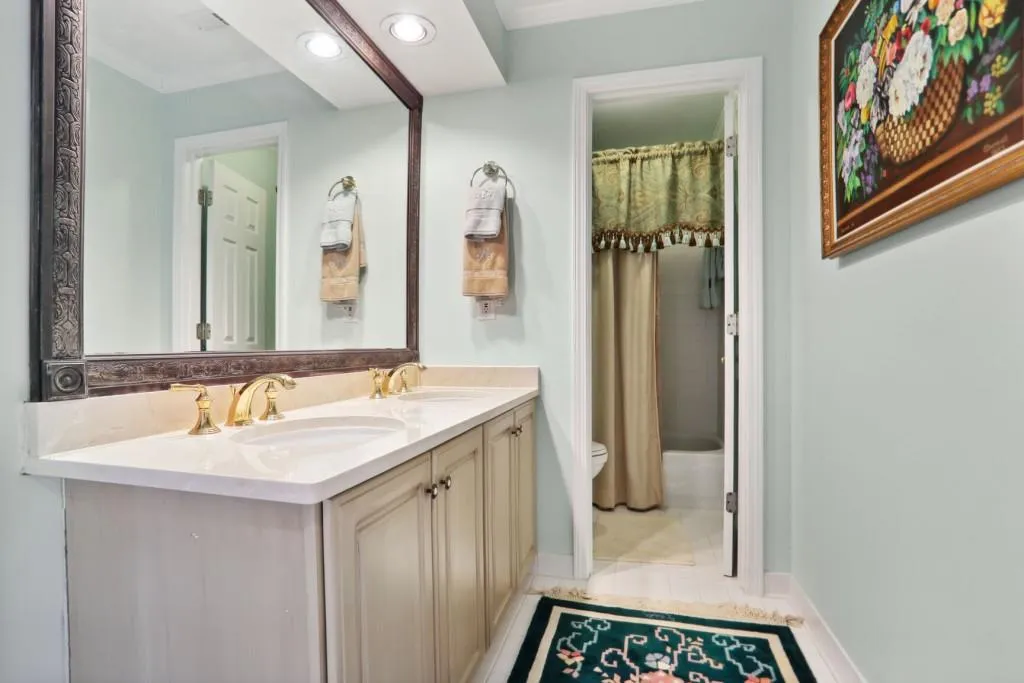 405 Glenridge Close Court, Sandy Springs, Georgia 30328, 4 Bedrooms Bedrooms, ,2 BathroomsBathrooms,Residential,Sold,405 Glenridge Close Court,7372978