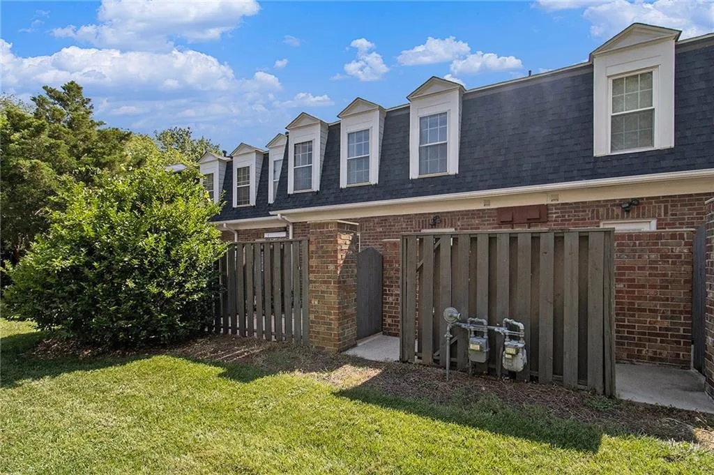 10 Newport Place Nw, Atlanta, Georgia 30318, 2 Bedrooms Bedrooms, ,2 BathroomsBathrooms,Residential,For Sale,10 Newport Place Nw,7608278