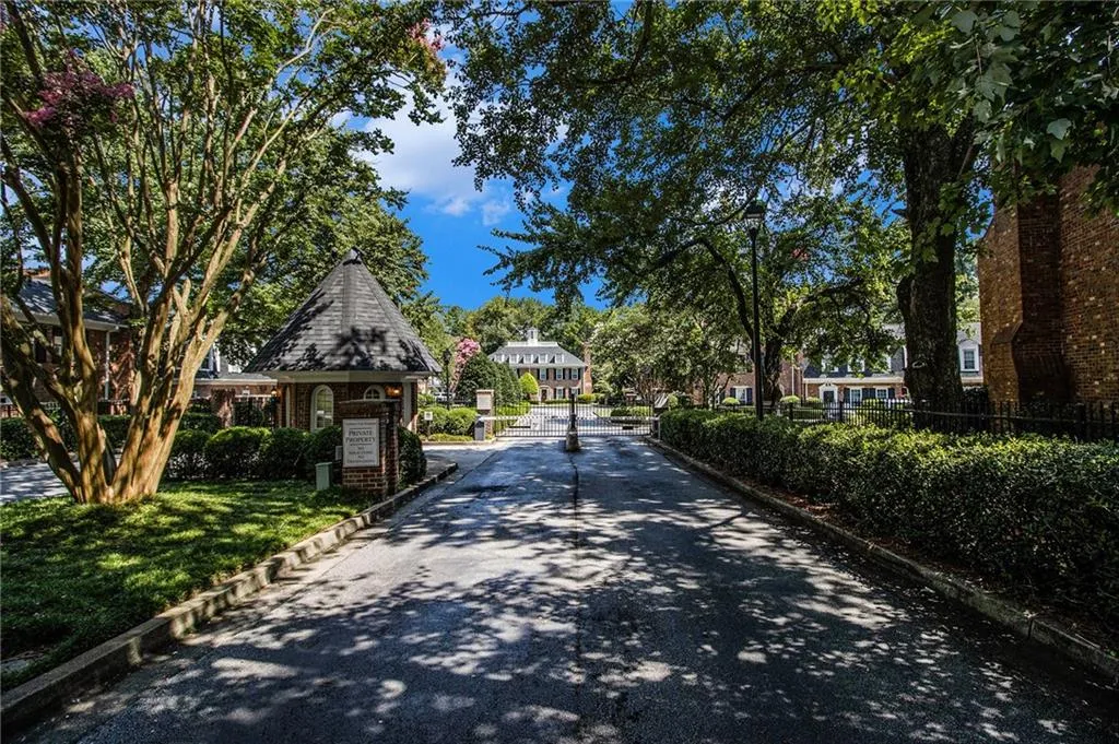 10 Newport Place Nw, Atlanta, Georgia 30318, 2 Bedrooms Bedrooms, ,2 BathroomsBathrooms,Residential,For Sale,10 Newport Place Nw,7608278