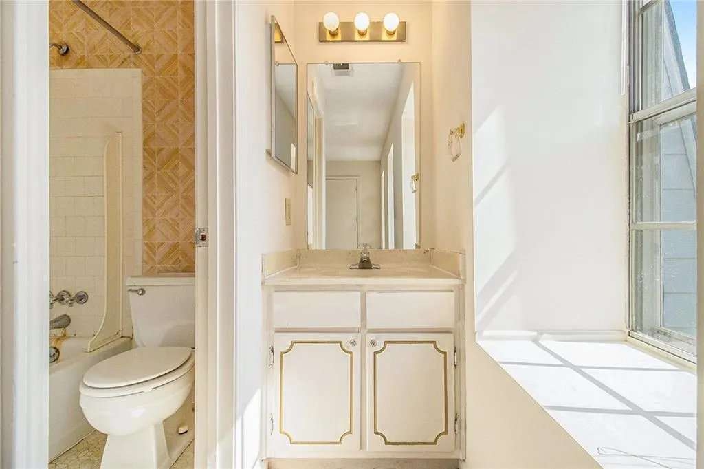 10 Newport Place Nw, Atlanta, Georgia 30318, 2 Bedrooms Bedrooms, ,2 BathroomsBathrooms,Residential,For Sale,10 Newport Place Nw,7608278