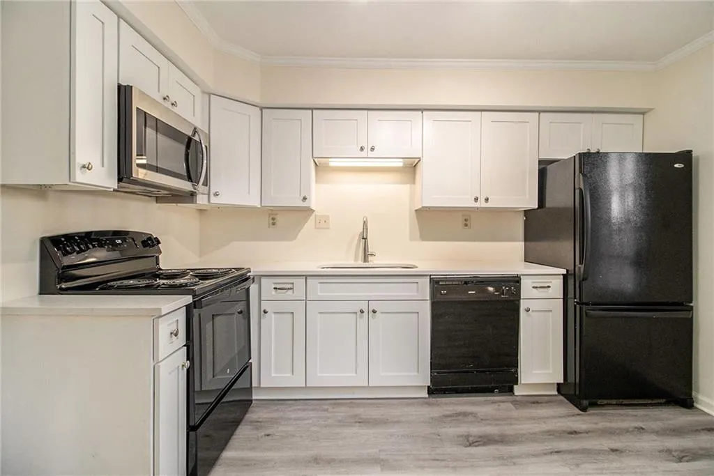 10 Newport Place Nw, Atlanta, Georgia 30318, 2 Bedrooms Bedrooms, ,2 BathroomsBathrooms,Residential,For Sale,10 Newport Place Nw,7608278