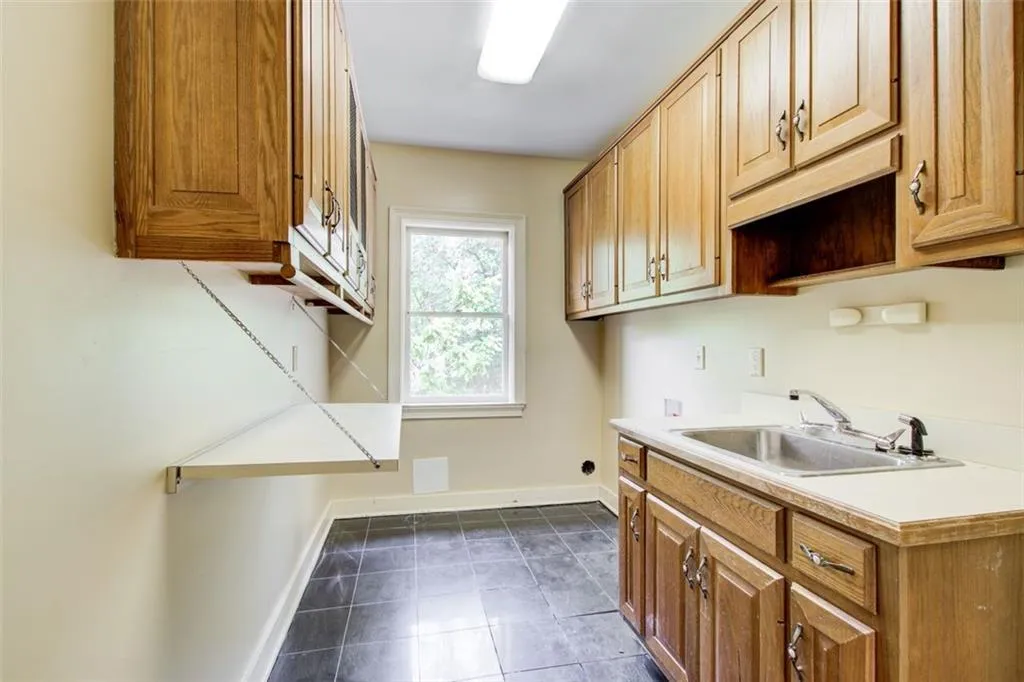 305 Heards Ferry Road, Atlanta, Georgia 30328, 4 Bedrooms Bedrooms, ,5 BathroomsBathrooms,Residential,Sold,305 Heards Ferry Road,7557014