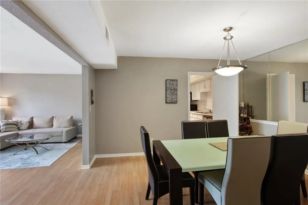 6851 Roswell Road Unit O33, Sandy Springs, Georgia 30328, 2 Bedrooms Bedrooms, ,2 BathroomsBathrooms,Residential,Sold,6851 Roswell Road Unit O33,6906910