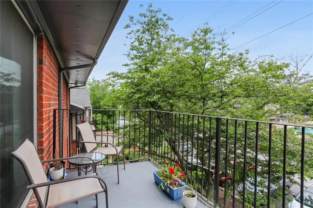 6851 Roswell Road Unit O33, Sandy Springs, Georgia 30328, 2 Bedrooms Bedrooms, ,2 BathroomsBathrooms,Residential,Sold,6851 Roswell Road Unit O33,6906910