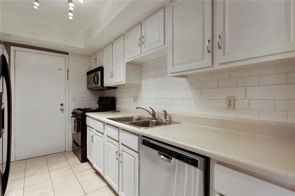 6851 Roswell Road Unit O33, Sandy Springs, Georgia 30328, 2 Bedrooms Bedrooms, ,2 BathroomsBathrooms,Residential,Sold,6851 Roswell Road Unit O33,6906910