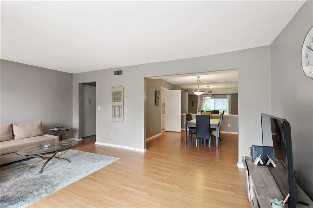 6851 Roswell Road Unit O33, Sandy Springs, Georgia 30328, 2 Bedrooms Bedrooms, ,2 BathroomsBathrooms,Residential,Sold,6851 Roswell Road Unit O33,6906910