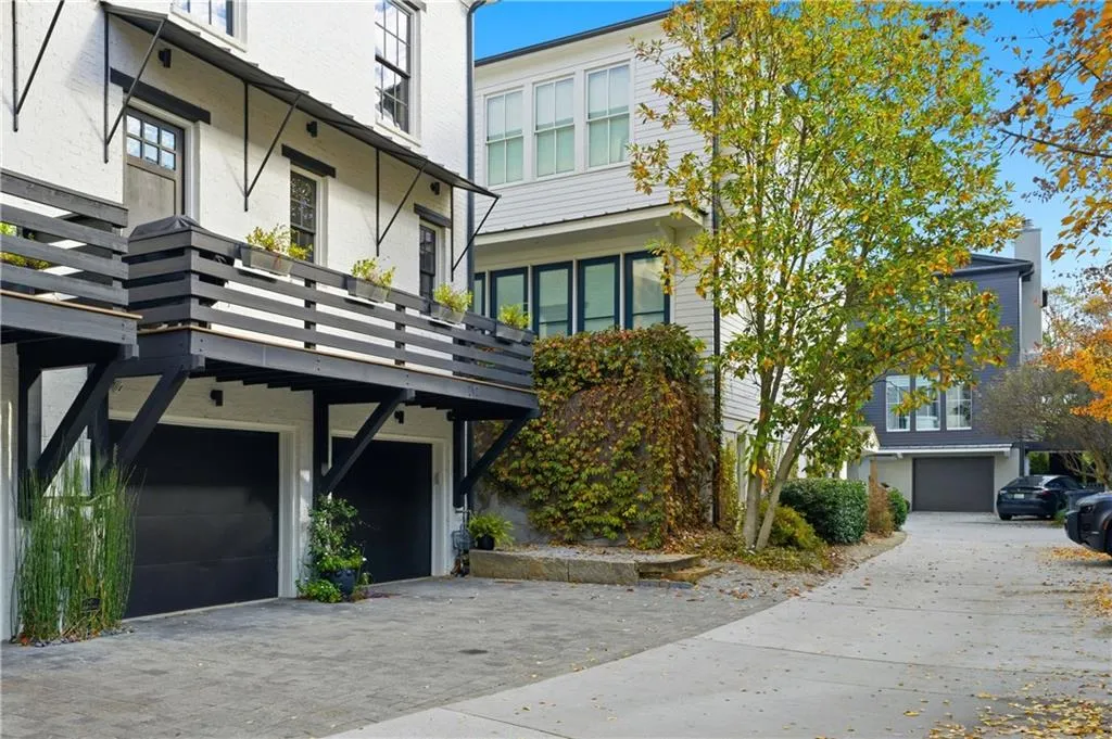 2061 Telfair Circle Ne, Atlanta, Georgia 30324, 3 Bedrooms Bedrooms, ,3 BathroomsBathrooms,Residential,For Sale,2061 Telfair Circle Ne,7684668