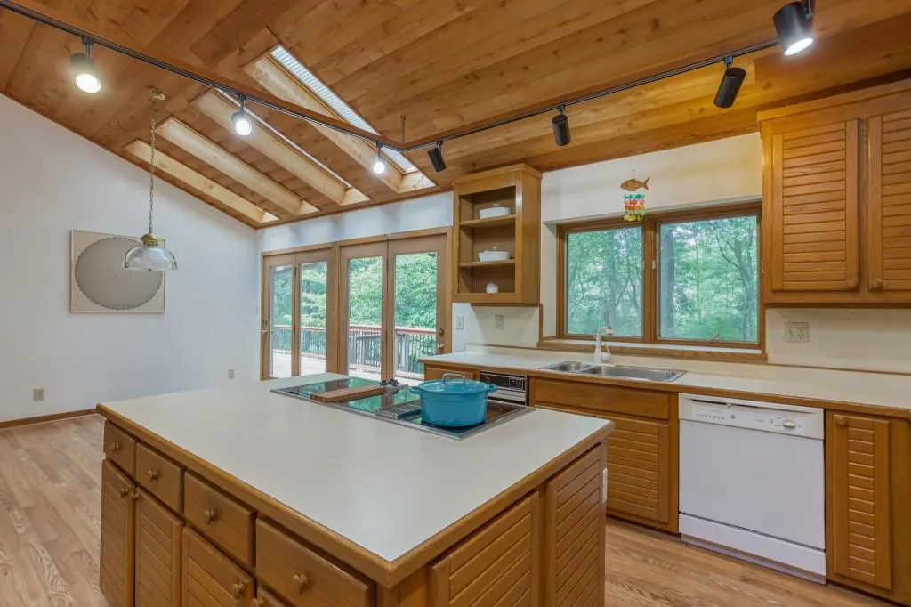 285 Heards Ferry Road Nw, Sandy Springs, Georgia 30328, 4 Bedrooms Bedrooms, ,5 BathroomsBathrooms,Residential,Sold,285 Heards Ferry Road Nw,6751352