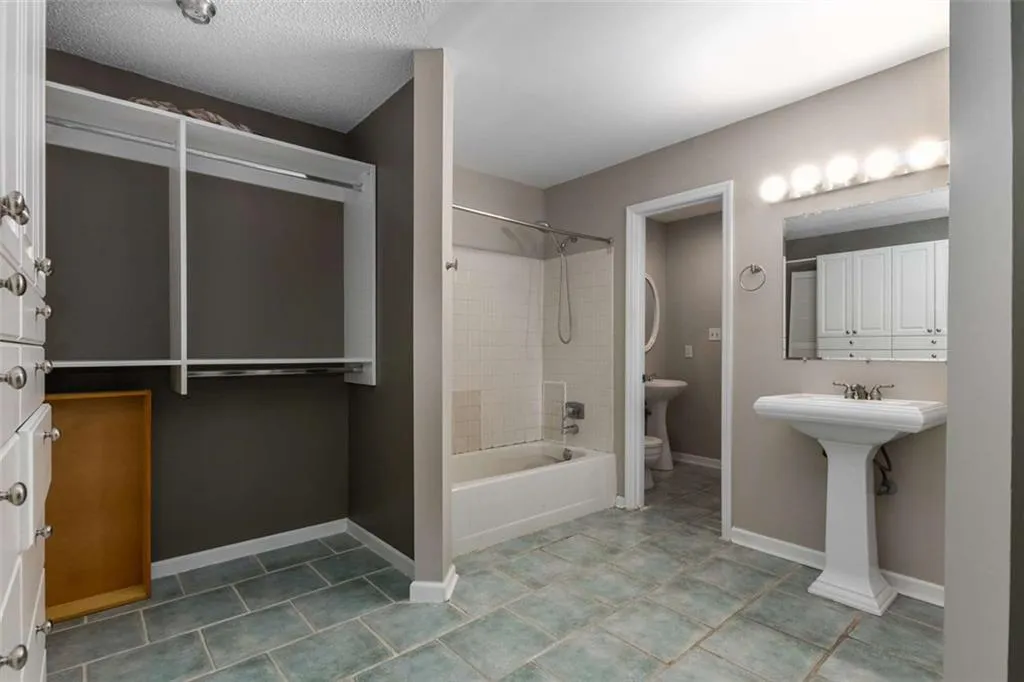 244 13th Street Ne Unit 121, Atlanta, Georgia 30309, 2 Bedrooms Bedrooms, ,1 BathroomBathrooms,Residential,For Sale,244 13th Street Ne Unit 121,7619856