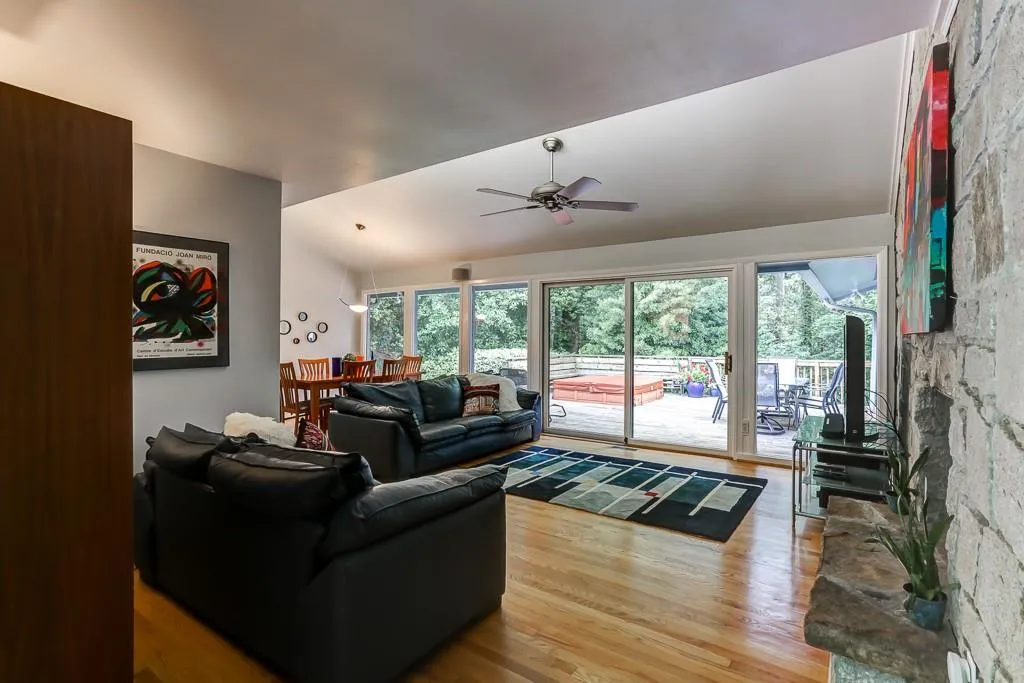 665 Edgewater Trail, Sandy Springs, Georgia 30328, 5 Bedrooms Bedrooms, ,3 BathroomsBathrooms,Residential,Sold,665 Edgewater Trail,6557687