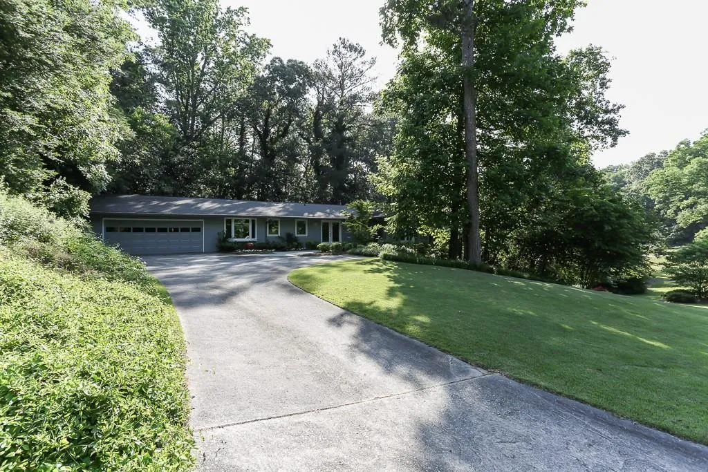 665 Edgewater Trail, Sandy Springs, Georgia 30328, 5 Bedrooms Bedrooms, ,3 BathroomsBathrooms,Residential,Sold,665 Edgewater Trail,6557687