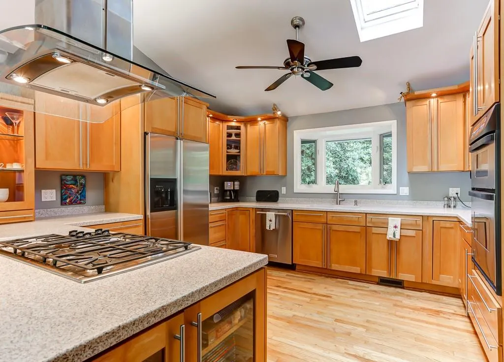 665 Edgewater Trail, Sandy Springs, Georgia 30328, 5 Bedrooms Bedrooms, ,3 BathroomsBathrooms,Residential,Sold,665 Edgewater Trail,6557687