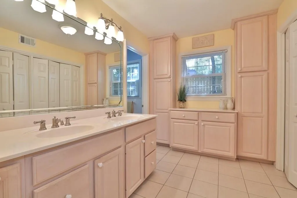 140 River Court Parkway, Sandy Springs, Georgia 30328, 5 Bedrooms Bedrooms, ,4 BathroomsBathrooms,Residential,Sold,140 River Court Parkway,6011927