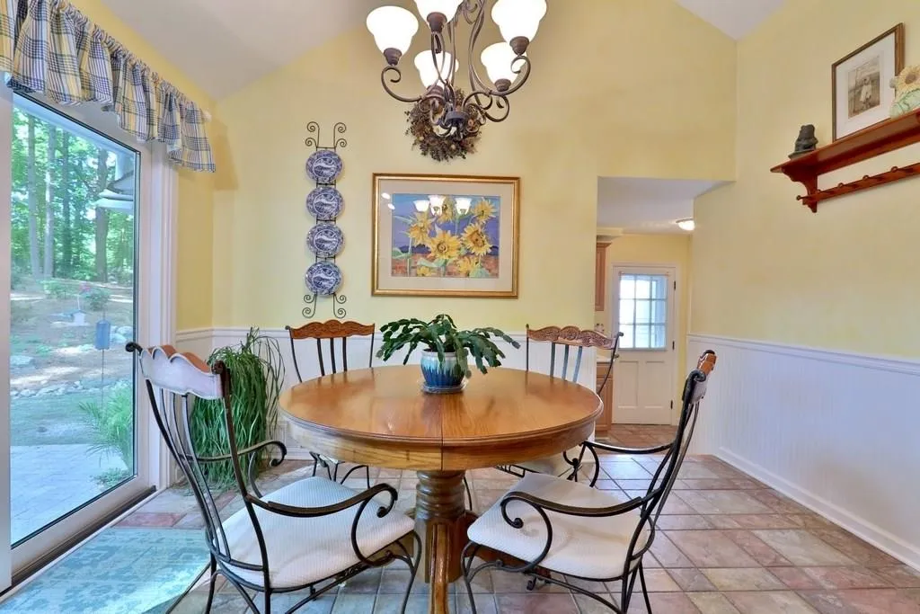 140 River Court Parkway, Sandy Springs, Georgia 30328, 5 Bedrooms Bedrooms, ,4 BathroomsBathrooms,Residential,Sold,140 River Court Parkway,6011927