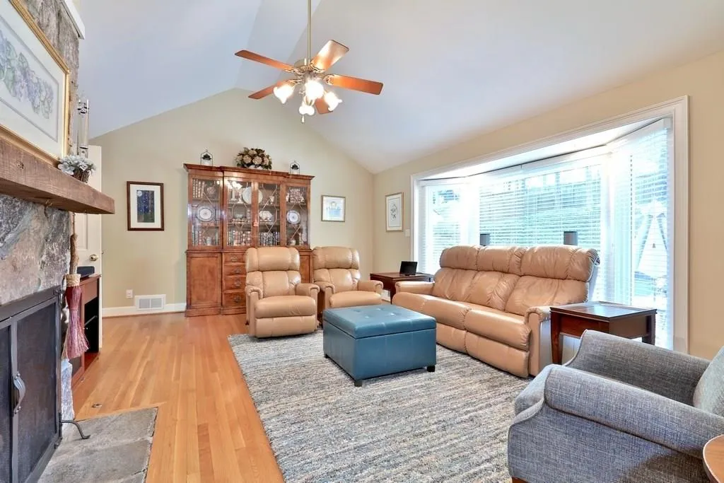 140 River Court Parkway, Sandy Springs, Georgia 30328, 5 Bedrooms Bedrooms, ,4 BathroomsBathrooms,Residential,Sold,140 River Court Parkway,6011927