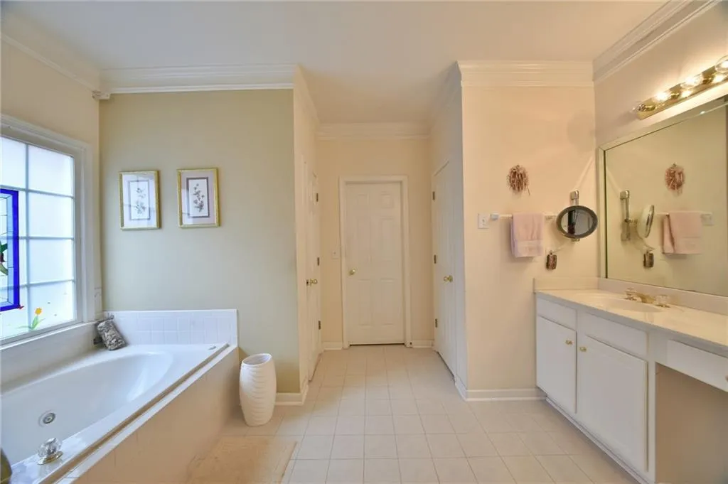 200 Somerset Court, Sandy Springs, Georgia 30350, 4 Bedrooms Bedrooms, ,3 BathroomsBathrooms,Residential,Sold,200 Somerset Court,5629253