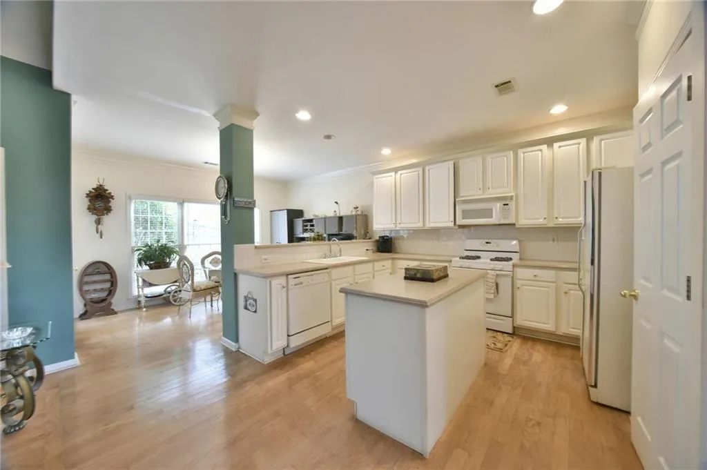 200 Somerset Court, Sandy Springs, Georgia 30350, 4 Bedrooms Bedrooms, ,3 BathroomsBathrooms,Residential,Sold,200 Somerset Court,5629253