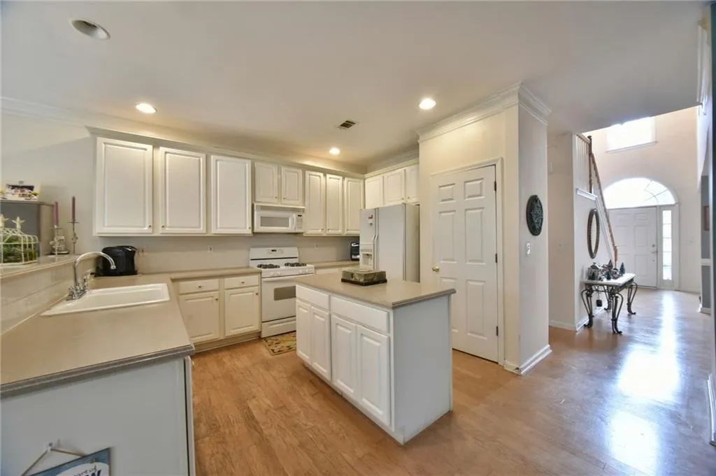 200 Somerset Court, Sandy Springs, Georgia 30350, 4 Bedrooms Bedrooms, ,3 BathroomsBathrooms,Residential,Sold,200 Somerset Court,5629253