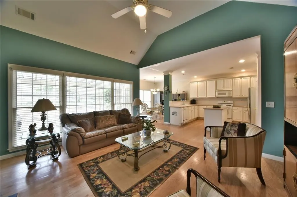 200 Somerset Court, Sandy Springs, Georgia 30350, 4 Bedrooms Bedrooms, ,3 BathroomsBathrooms,Residential,Sold,200 Somerset Court,5629253