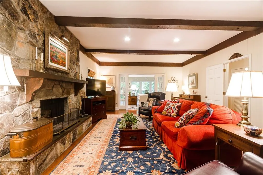 210 Old College Way, Sandy Springs, Georgia 30328, 4 Bedrooms Bedrooms, ,3 BathroomsBathrooms,Residential,Sold,210 Old College Way,5850989